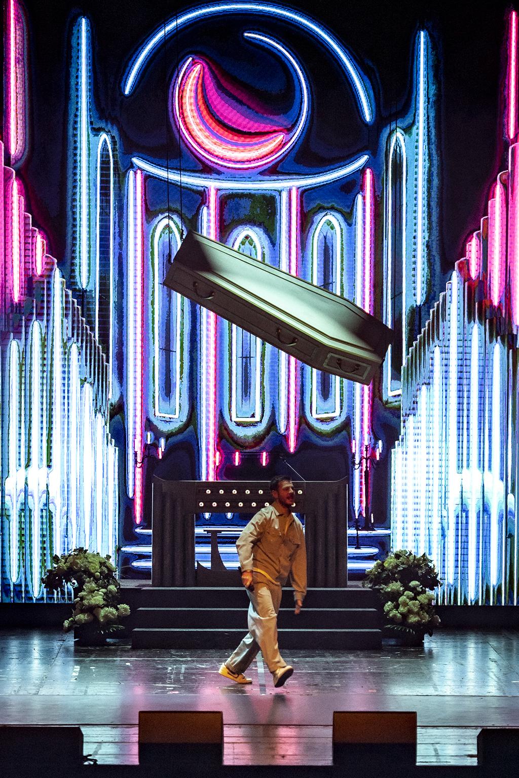 Salutava Sempre - Cattelan